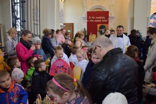 Adoracja Pana Jezusa w grobie przez dzieci, rodziców i wychowawców