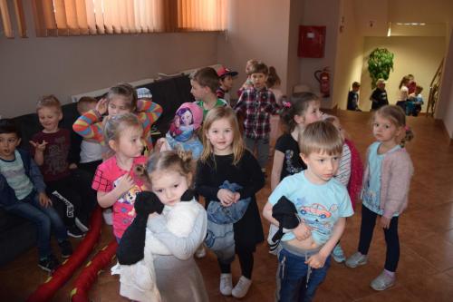 Grupa "Aniołki", "Kwiatki Bożej Matki", "Edmundowe Serca", w teatrze "Maska"