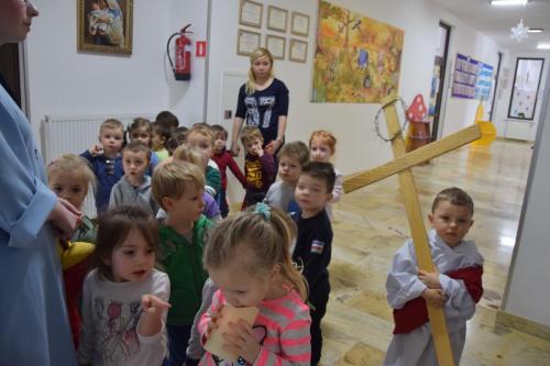 Ten ciężki krzyż o Jezu mój pomogę dzwigać Ci