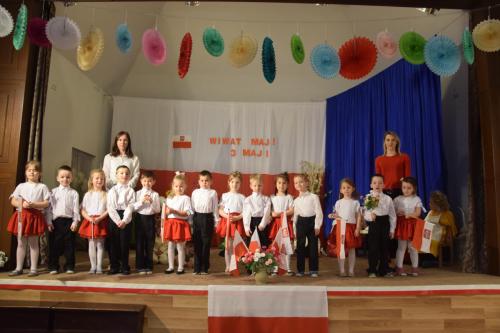 Witaj maj, trzeci maj, u  Polaków błogi raj - Jezusowe Skrzaty