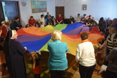 Aniołki i grupa Dzieciątka Jezus kochają swoją babcię i dziadzia