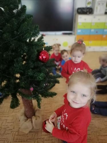 Ubieranie choinki - Grupa Dzieciątka Jezus