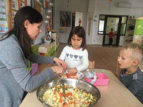 Sałatka owocowa grupy Kwiatki Bożej Matki